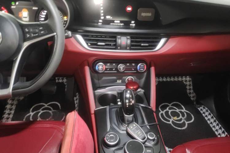 Used Alfa Romeo Stelvio 2017 2.0T 200HP Luxury Edition Gear Lever