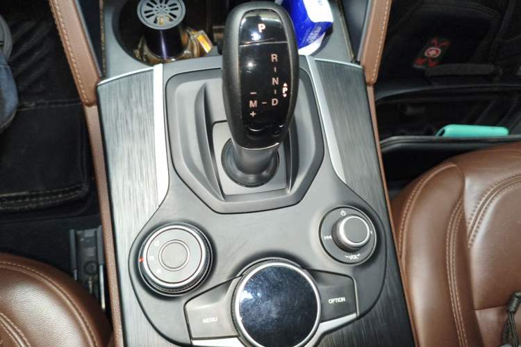 Used Alfa Romeo Stelvio 2017 2.0T 200HP Luxury Edition Gear Lever