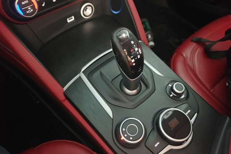 Used Alfa Romeo Stelvio 2017 2.0T 200HP Luxury Edition Gear Lever