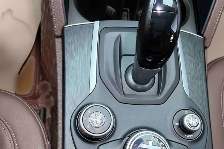 Used Alfa Romeo Stelvio 2017 2.0T 200HP Luxury Edition Gear Lever