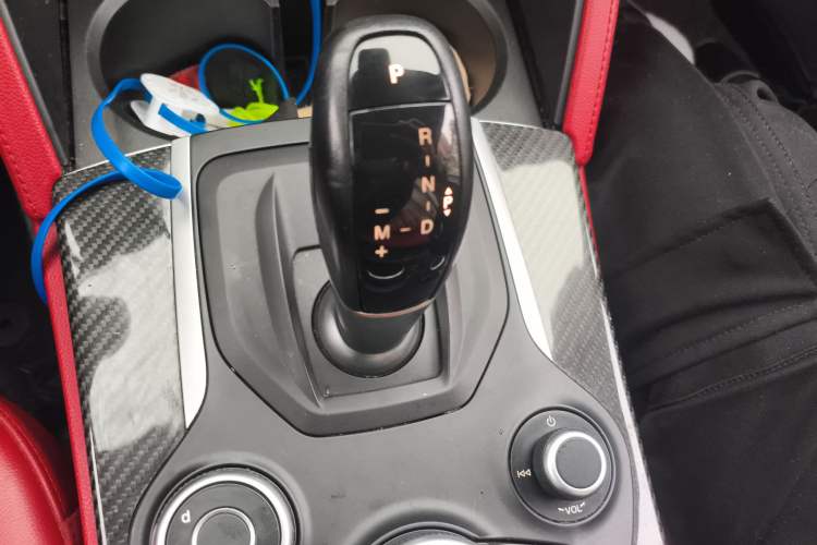Used Alfa Romeo Stelvio 2017 2.0T 280HP Luxury Edition Gear Lever