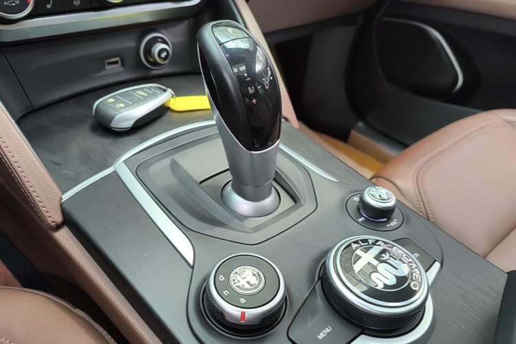 Used Alfa Romeo Stelvio 2017 2.0T 200HP Luxury Edition Gear Lever