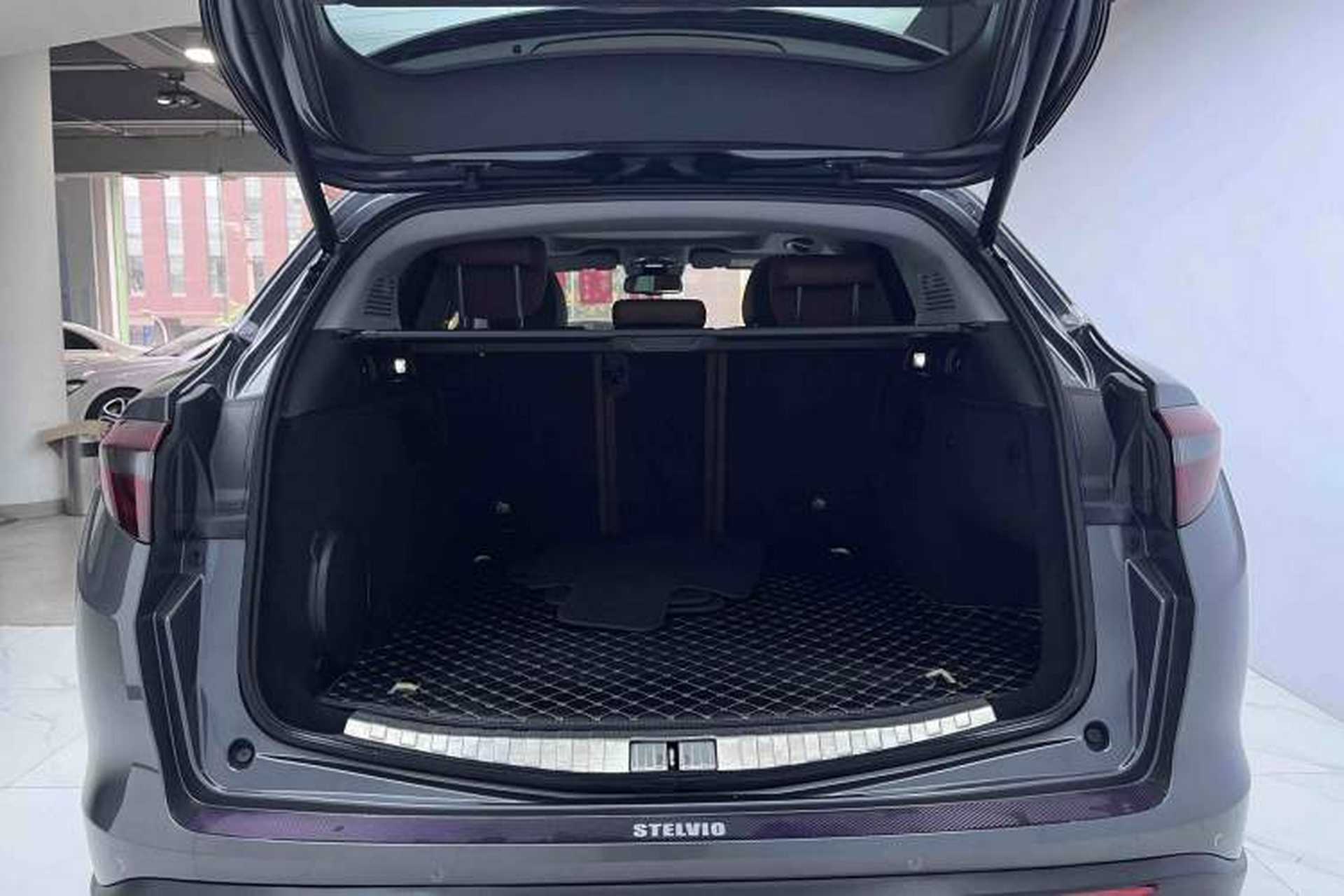 Used Alfa Romeo Stelvio 2017 2.0T 200HP Luxury Edition Interior 1