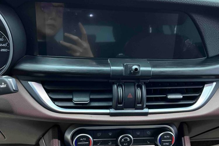Used Alfa Romeo Stelvio 2017 2.0T 200HP Luxury Edition Interior 13