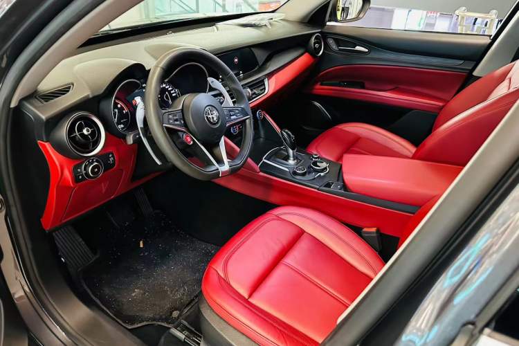 Used Alfa Romeo Stelvio 2017 2.0T 280HP Luxury Edition Interior 2