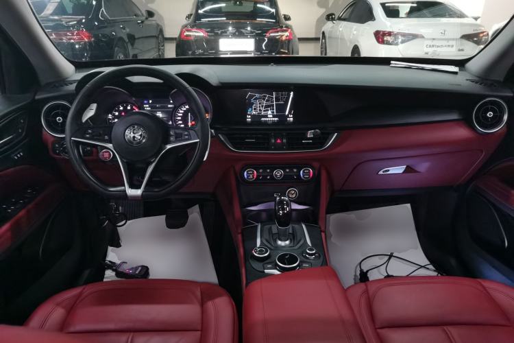 Used Alfa Romeo Stelvio 2017 2.0T 280HP Luxury Edition Interior 2