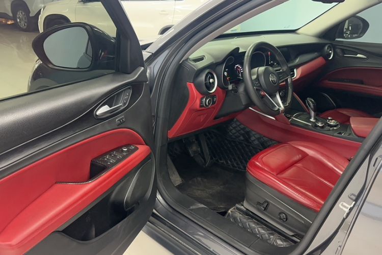 Used Alfa Romeo Stelvio 2017 2.0T 200HP Elite Edition Interior 2