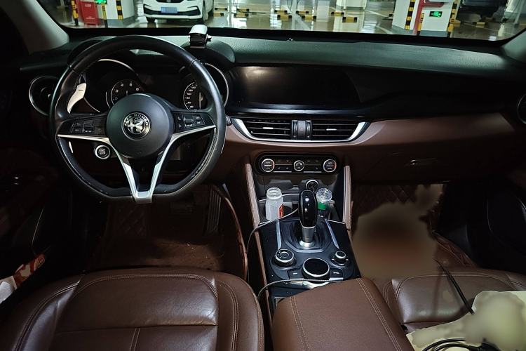 Used Alfa Romeo Stelvio 2017 2.0T 280HP Luxury Edition Interior 2
