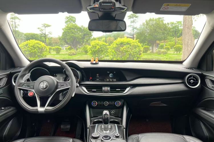 Used Alfa Romeo Stelvio 2017 2.0T 280HP Luxury Edition Interior 3