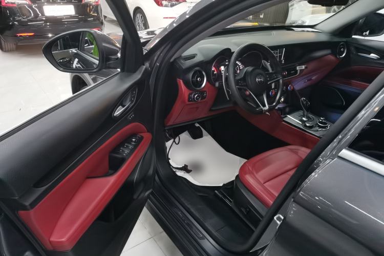 Used Alfa Romeo Stelvio 2017 2.0T 280HP Luxury Edition Interior 3