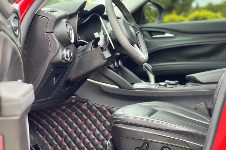 Used Alfa Romeo Stelvio 2017 2.0T 280HP Luxury Edition Interior 4