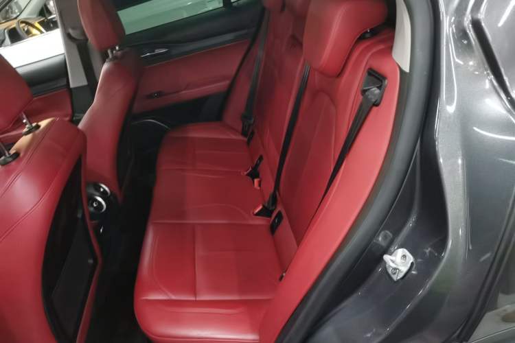 Used Alfa Romeo Stelvio 2017 2.0T 280HP Luxury Edition Interior 4