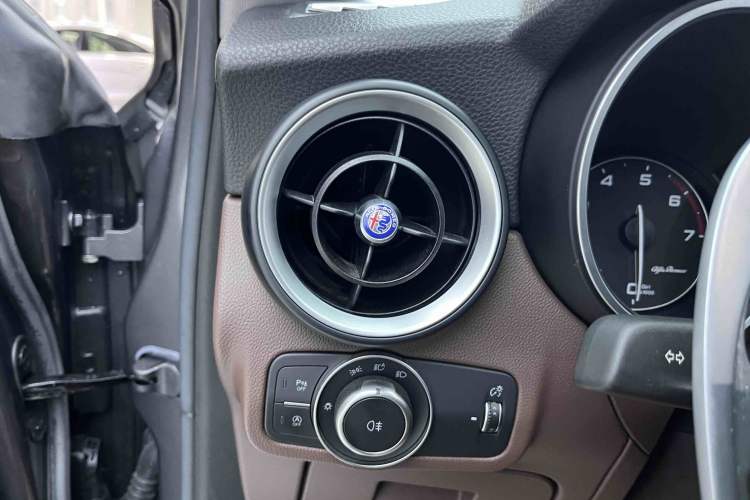 Used Alfa Romeo Stelvio 2017 2.0T 200HP Luxury Edition Interior 4