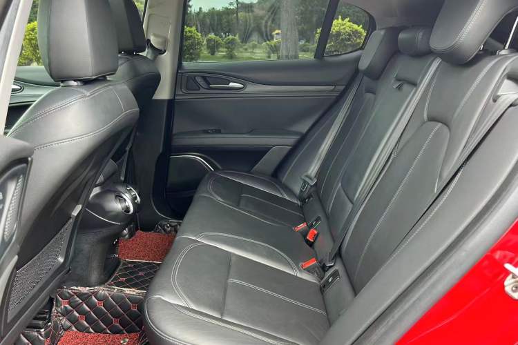 Used Alfa Romeo Stelvio 2017 2.0T 280HP Luxury Edition Interior 5