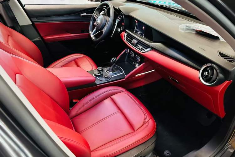 Used Alfa Romeo Stelvio 2017 2.0T 280HP Luxury Edition Interior 5