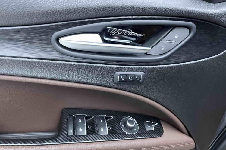 Used Alfa Romeo Stelvio 2017 2.0T 200HP Luxury Edition Interior 5
