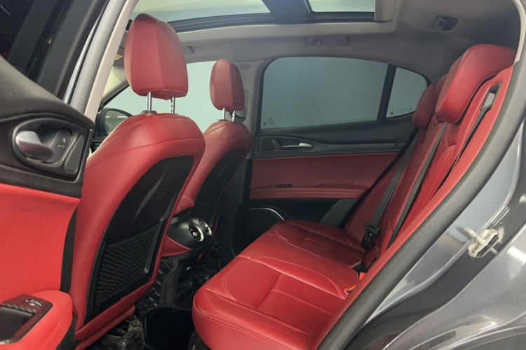 Used Alfa Romeo Stelvio 2017 2.0T 200HP Elite Edition Interior 5