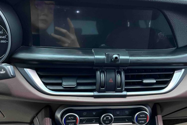 Used Alfa Romeo Stelvio 2017 2.0T 200HP Luxury Edition Interior 7