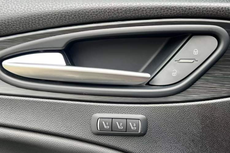 Used Alfa Romeo Stelvio 2017 2.0T 280HP Luxury Edition Interior 8