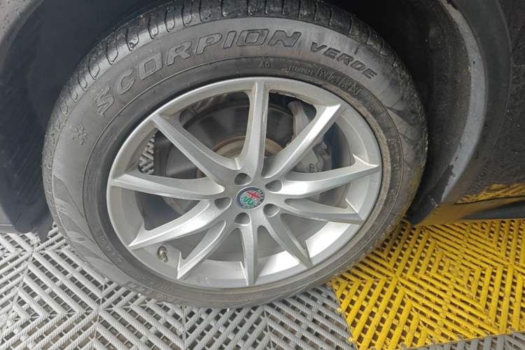 Used Alfa Romeo Stelvio 2017 2.0T 200HP Luxury Edition Left Front Wheel Hub