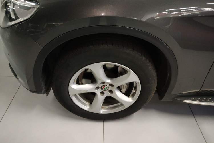 Used Alfa Romeo Stelvio 2017 2.0T 200HP Elite Edition Left Front Wheel Hub