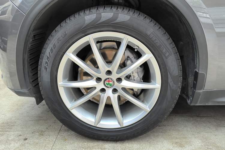 Used Alfa Romeo Stelvio 2017 2.0T 200HP Luxury Edition Left Front Wheel Hub