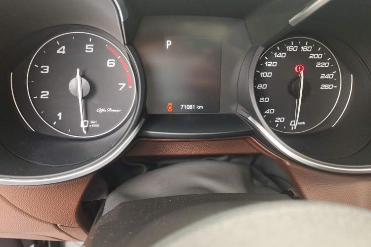 Used Alfa Romeo Stelvio 2017 2.0T 200HP Elite Edition Odometer Close Up