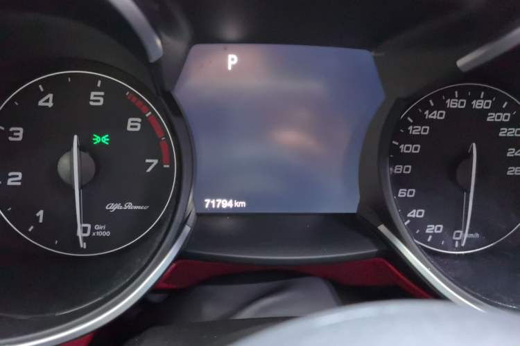 Used Alfa Romeo Stelvio 2017 2.0T 280HP Luxury Edition Odometer Close Up