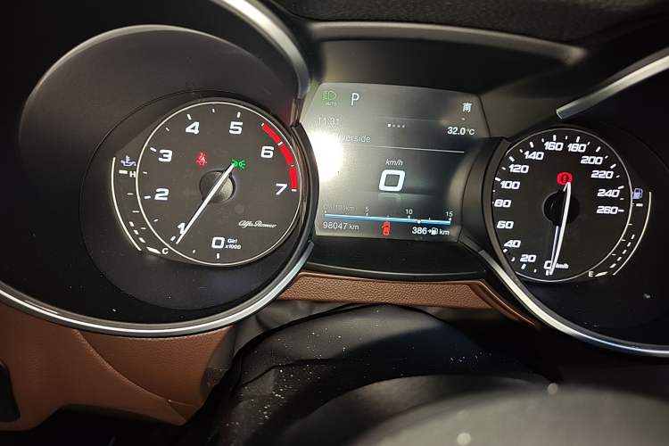 Used Alfa Romeo Stelvio 2017 2.0T 280HP Luxury Edition Odometer Close Up