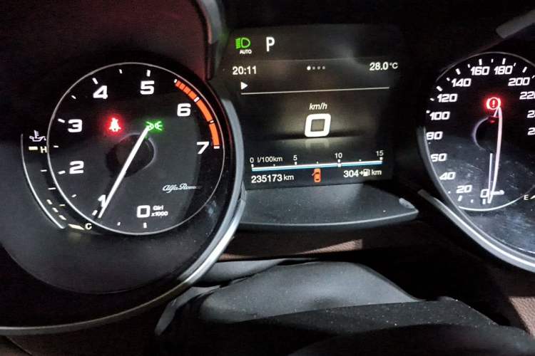 Used Alfa Romeo Stelvio 2017 2.0T 200HP Luxury Edition Odometer Close Up