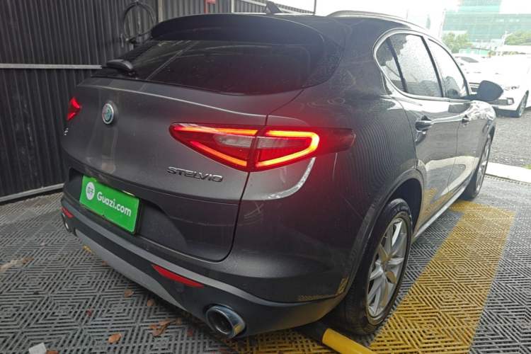 Used Alfa Romeo Stelvio 2017 2.0T 200HP Luxury Edition Rear Right 45 Deg