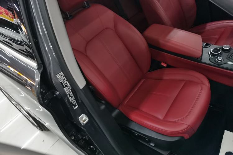 Used Alfa Romeo Stelvio 2017 2.0T 280HP Luxury Edition Right Front Seat