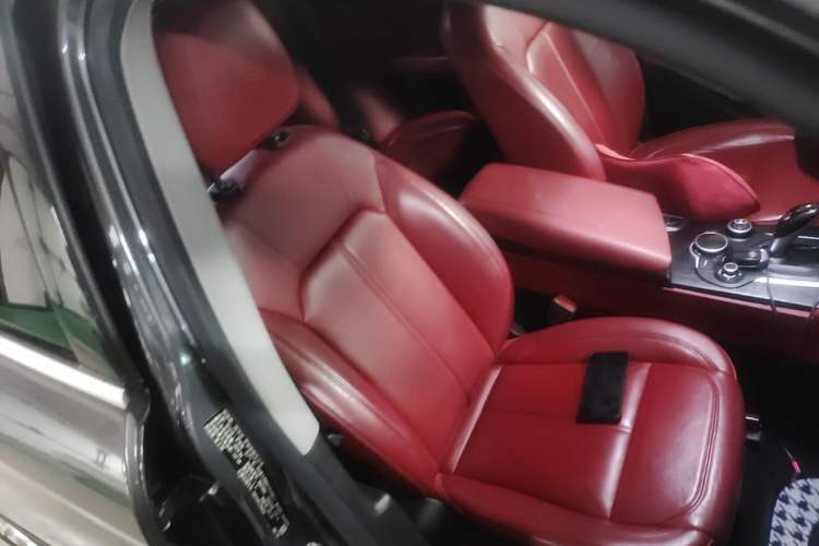 Used Alfa Romeo Stelvio 2017 2.0T 200HP Luxury Edition Right Front Seat