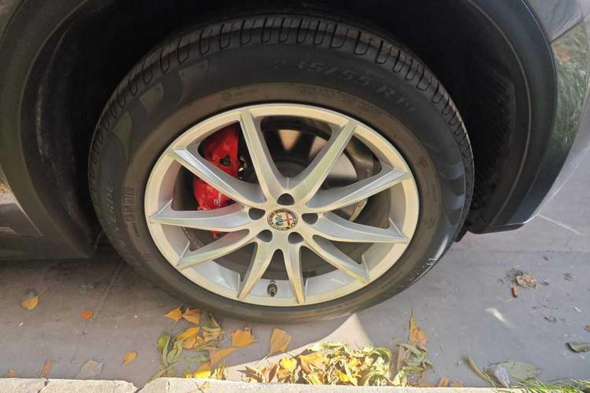 Used Alfa Romeo Stelvio 2017 2.0T 200HP Luxury Edition Right Front Wheel Hub