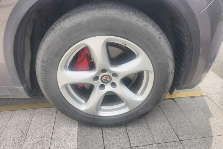 Used Alfa Romeo Stelvio 2017 2.0T 200HP Elite Edition Right Front Wheel Hub