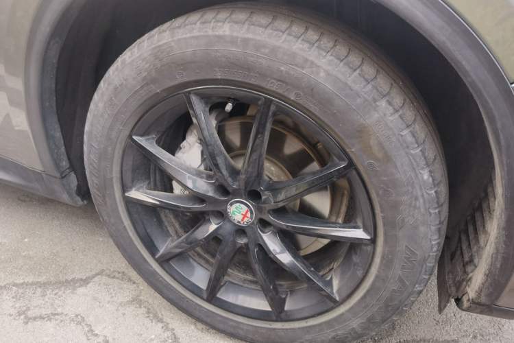 Used Alfa Romeo Stelvio 2017 2.0T 280HP Luxury Edition Right Front Wheel Hub