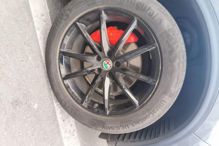 Used Alfa Romeo Stelvio 2017 2.0T 280HP Luxury Edition Right Front Wheel Hub