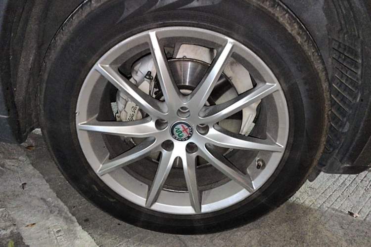 Used Alfa Romeo Stelvio 2017 2.0T 200HP Luxury Edition Right Front Wheel Hub