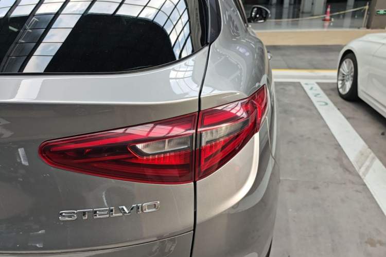 Used Alfa Romeo Stelvio 2017 2.0T 200HP Luxury Edition Right Rear Taillight