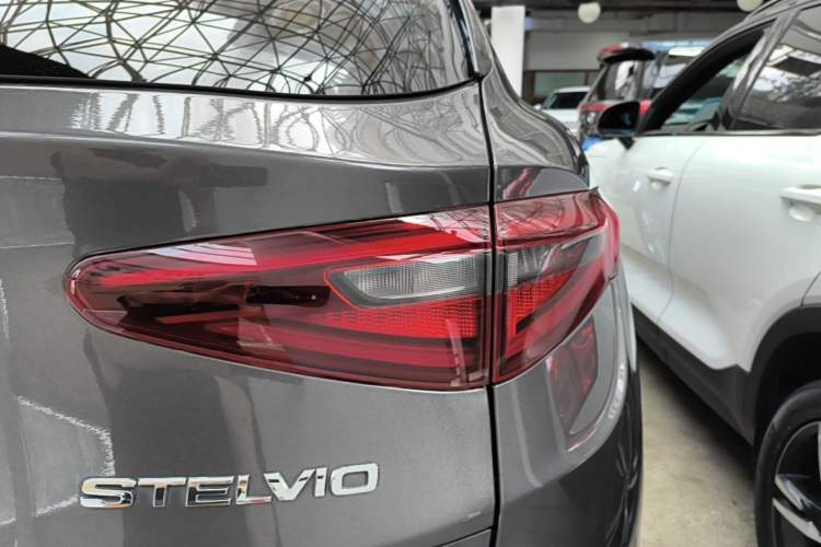 Used Alfa Romeo Stelvio 2017 2.0T 200HP Luxury Edition Right Rear Taillight
