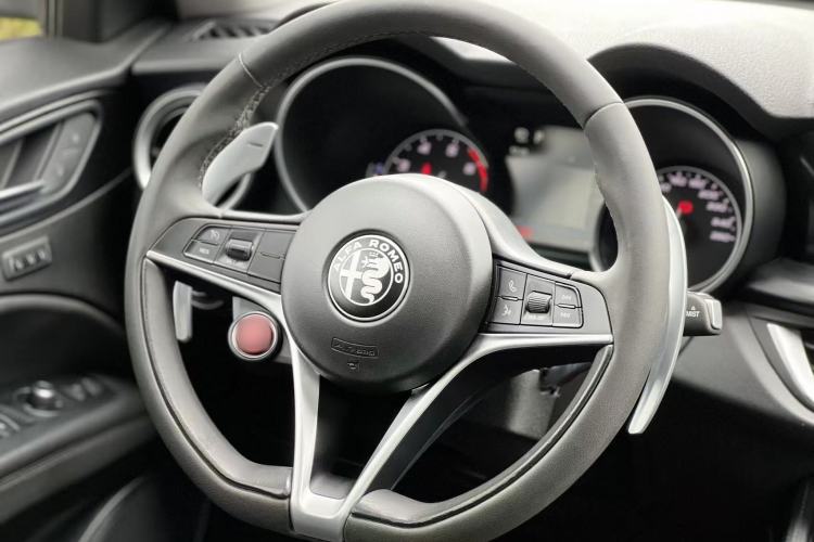 Used Alfa Romeo Stelvio 2017 2.0T 280HP Luxury Edition Steering Wheel
