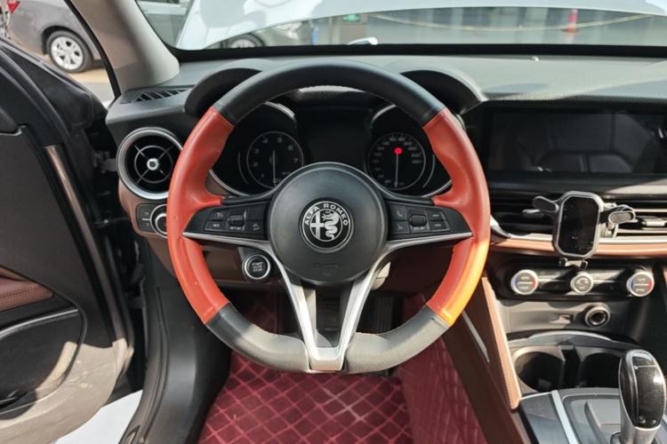 Used Alfa Romeo Stelvio 2017 2.0T 200HP Luxury Edition Steering Wheel