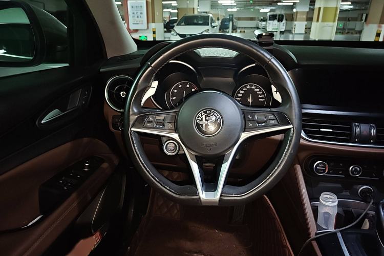 Used Alfa Romeo Stelvio 2017 2.0T 280HP Luxury Edition Steering Wheel