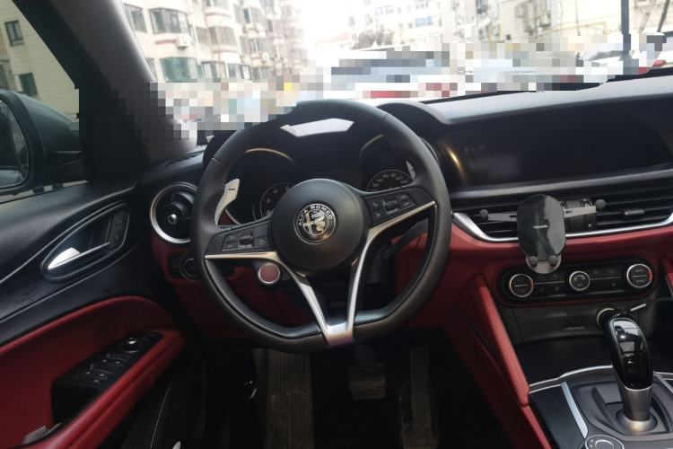 Used Alfa Romeo Stelvio 2017 2.0T 280HP Luxury Edition Steering Wheel