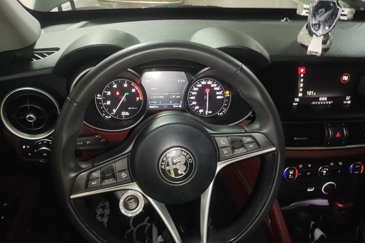 Used Alfa Romeo Stelvio 2017 2.0T 200HP Luxury Edition Steering Wheel