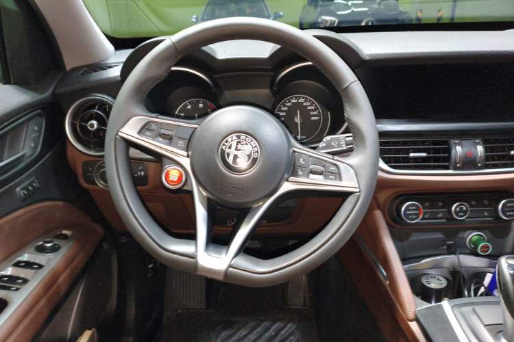 Used Alfa Romeo Stelvio 2017 2.0T 200HP Luxury Edition Steering Wheel