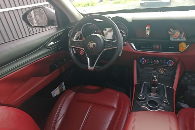 Used Alfa Romeo Stelvio 2017 2.0T 200HP Luxury Edition Steering Wheel