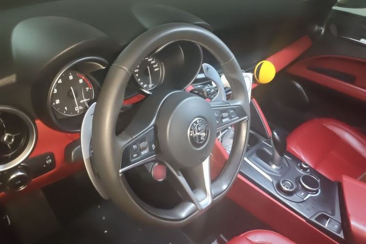 Used Alfa Romeo Stelvio 2017 2.0T 200HP Luxury Edition Steering Wheel