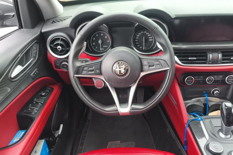 Used Alfa Romeo Stelvio 2017 2.0T 280HP Luxury Edition Steering Wheel