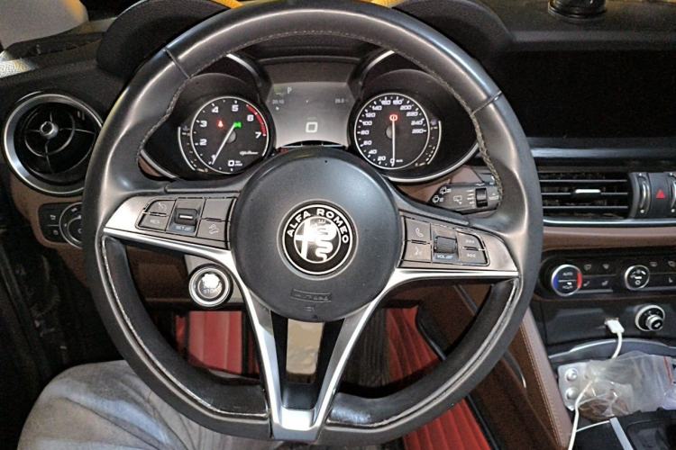 Used Alfa Romeo Stelvio 2017 2.0T 200HP Luxury Edition Steering Wheel